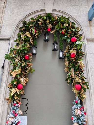 decoración navideña de la fachada de la Clínica Ulloa en Vigo