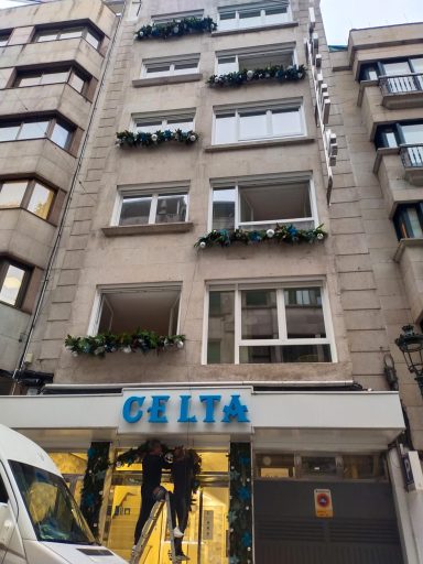 Decoración navideña exterior en el HOTEL CELTA de Vigo