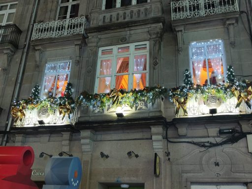 Decoración 2023/24 de la fachada principal del despacho Cristina de Andrés en el centro de Vigo