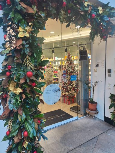 Decoración navideña de la farmacia Prieto Estudillo en Vigo