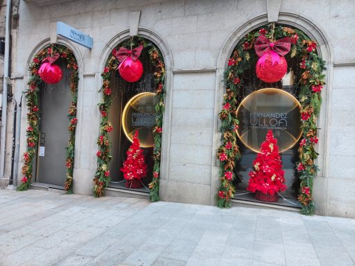 decoración navideña de la fachada de la Clínica Ulloa en Vigo