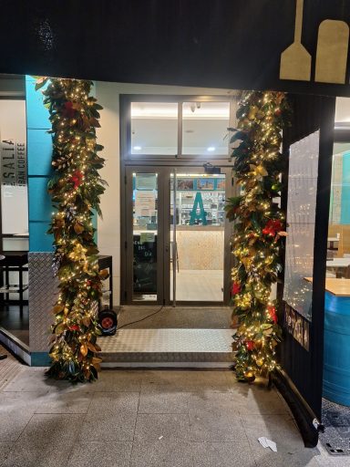 Decoración navideña exterior en la Cafetería Rosalía de Castro 2023/24