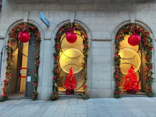 decoración navideña de la fachada de la Clínica Ulloa en Vigo