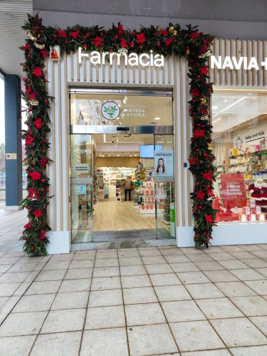 Fachada de la decoración de la farmacia Navia 28 2023/24 en Vigo
