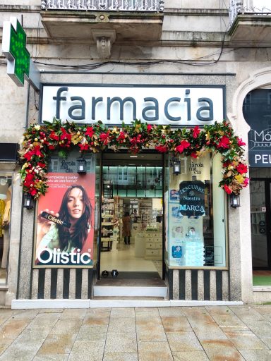Decoración navideña en la Farmacia La Farola en Vigo