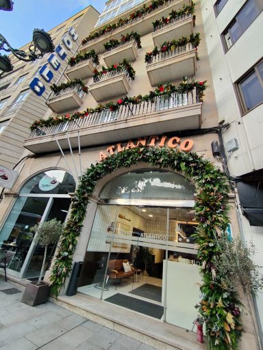 Fachada de la decoración del Hotel Atlántico en la calle García Barbón en Vigo -1