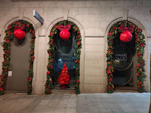 decoración navideña de la fachada de la Clínica Ulloa en Vigo