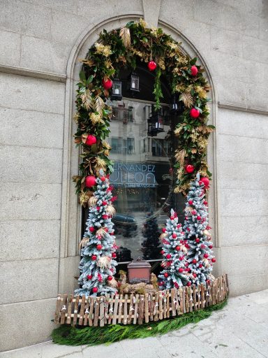 decoración navideña de la fachada de la Clínica Ulloa en Vigo