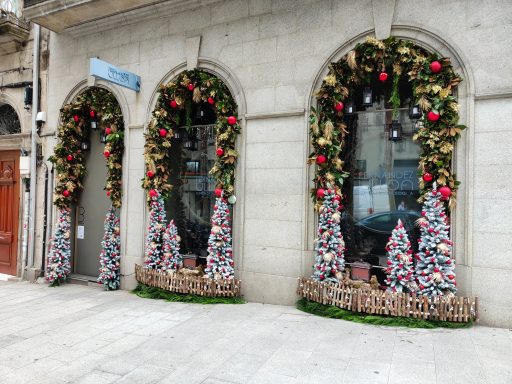 decoración navideña de la fachada de la Clínica Ulloa en Vigo