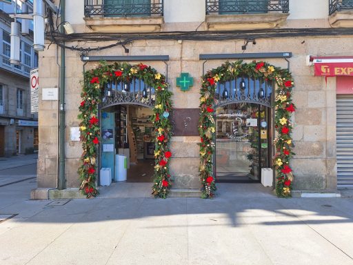 decoración navideña de la fachada de la Farmacia Plaza de España en Pontevedra
