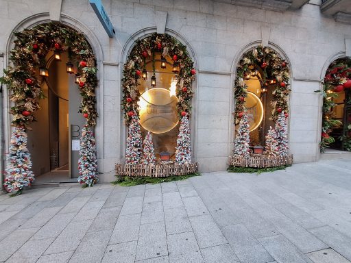 decoración navideña de la fachada de la Clínica Ulloa en Vigo