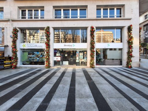 decoración navideña de la fachada de Vibestour en Vigo