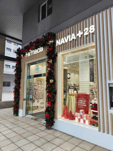 Fachada de la decoración de la farmacia Navia 28 2023/24 en Vigo