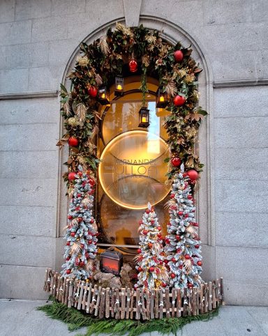 decoración navideña de la fachada de la Clínica Ulloa en Vigo
