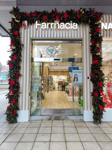 Fachada de la decoración de la farmacia Navia 28 2023/24 en Vigo