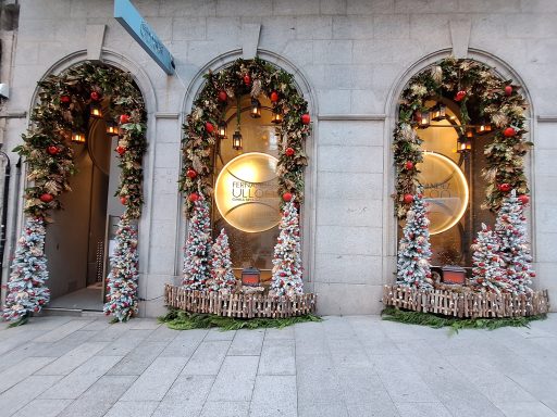 decoración navideña de la fachada de la Clínica Ulloa en Vigo