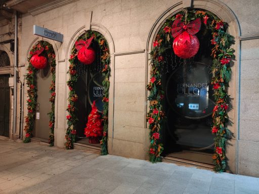 decoración navideña de la fachada de la Clínica Ulloa en Vigo