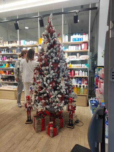 Decoración navideña interior de la farmacia Prieto Estudillo en Vigo
