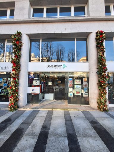 decoración navideña de la fachada de Vibestour en Vigo