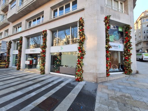 decoración navideña de la fachada de Vibestour en Vigo