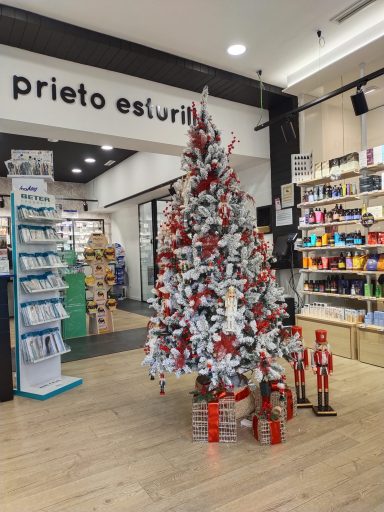 Decoración navideña de la farmacia Prieto Estudillo en Vigo