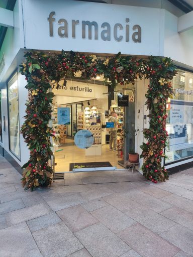 Decoración navideña de la farmacia Prieto Estudillo en Vigo