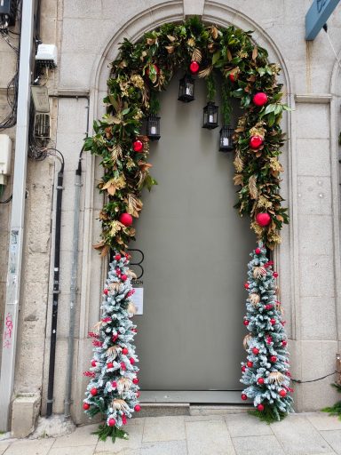 decoración navideña de la fachada de la Clínica Ulloa en Vigo