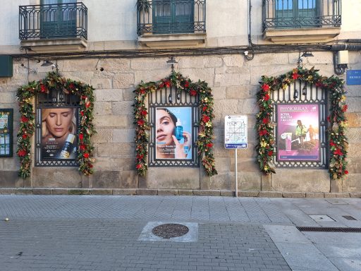 decoración navideña de la fachada de la Farmacia Plaza de España en Pontevedra