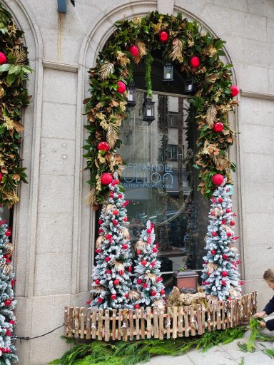 decoración navideña de la fachada de la Clínica Ulloa en Vigo