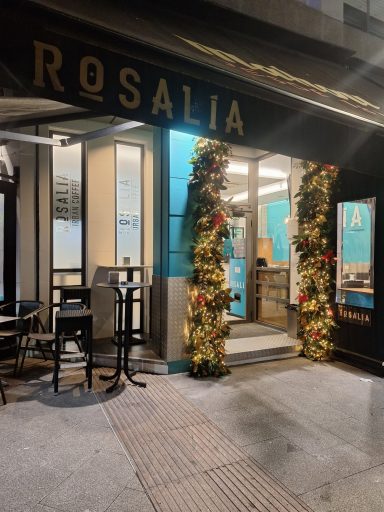 Decoración navideña exterior en la Cafetería Rosalía de Castro