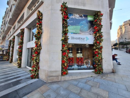 decoración navideña de la fachada de Vibestour en Vigo