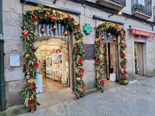 decoración navideña de la fachada de la Farmacia Plaza de España en Pontevedra
