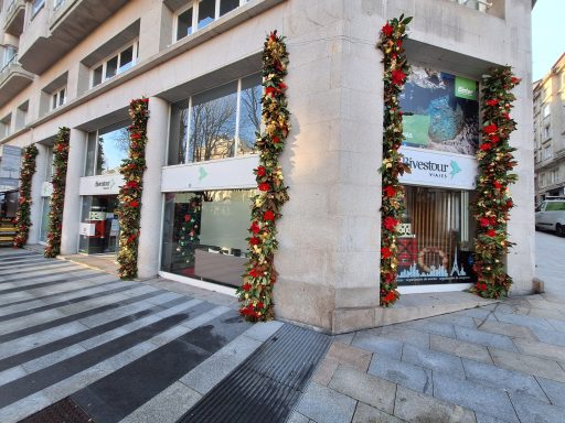 decoración navideña de la fachada de Vibestour en Vigo