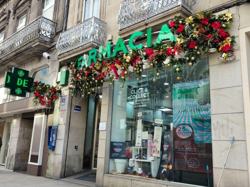 Decoración de Navidad de la Farmacia Migueles Negreira en Vigo 2023/24