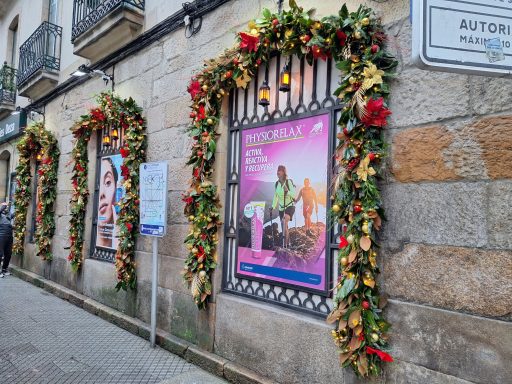 decoración navideña de la fachada de la Farmacia Plaza de España en Pontevedra